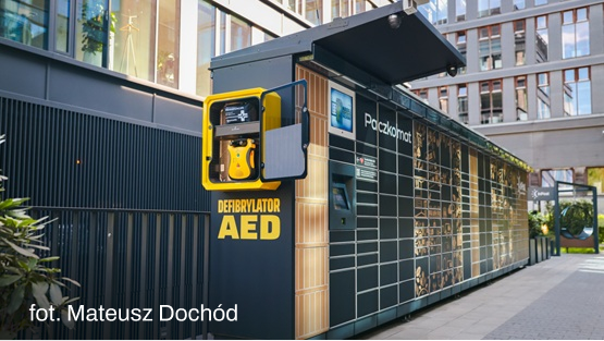 Paczkomat z defibrylatorem AED.