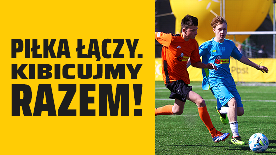 Dwóch chłopaków gra w piłkę nożną na boisku. W tle widać logo InPost. Piłka łączy. Kibicujmy razem podczas X Mistrzostw Świata Dzieci z Domów Dziecka!
