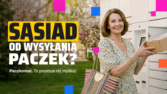 Kobieta nadająca paczkę przez Paczkomat.