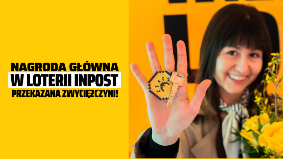 Szczęśliwa zwyciężczyni pokazuje klucze do nowego mieszkania - nagrody głównej w loterii InPost.