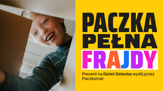 Uśmiechnięte dziecko zaglądające do paczki. Paczka pełna frajdy. Prezent na Dzień Dziecka wyślij przez Paczkomat.