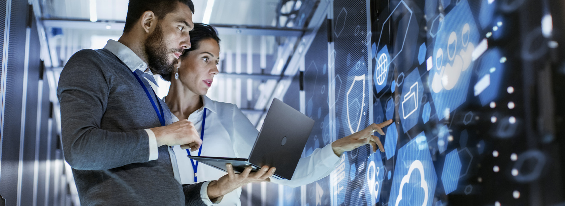 Automatyzacja obsługi klienta w e-commerce pokazana jako praca zespołu analizującego dane na ekranie w nowoczesnym biurze