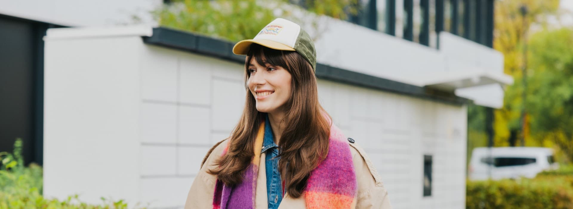 Kobieta stojąca przed maszyną Paczkomat InPost.