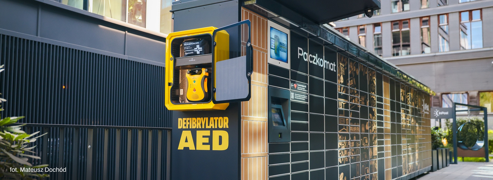 Paczkomat z defibrylatorem AED.