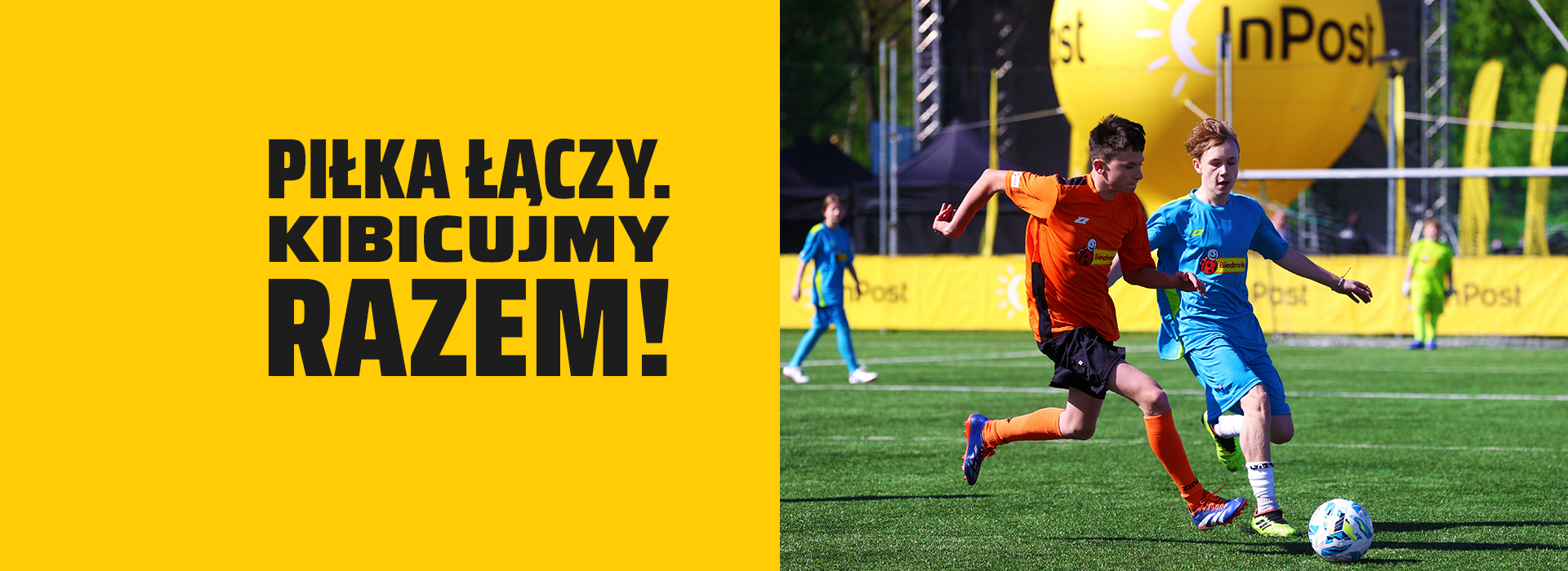 Dwóch chłopaków gra w piłkę nożną na boisku. W tle widać logo InPost. Piłka łączy. Kibicujmy razem podczas X Mistrzostw Świata Dzieci z Domów Dziecka!