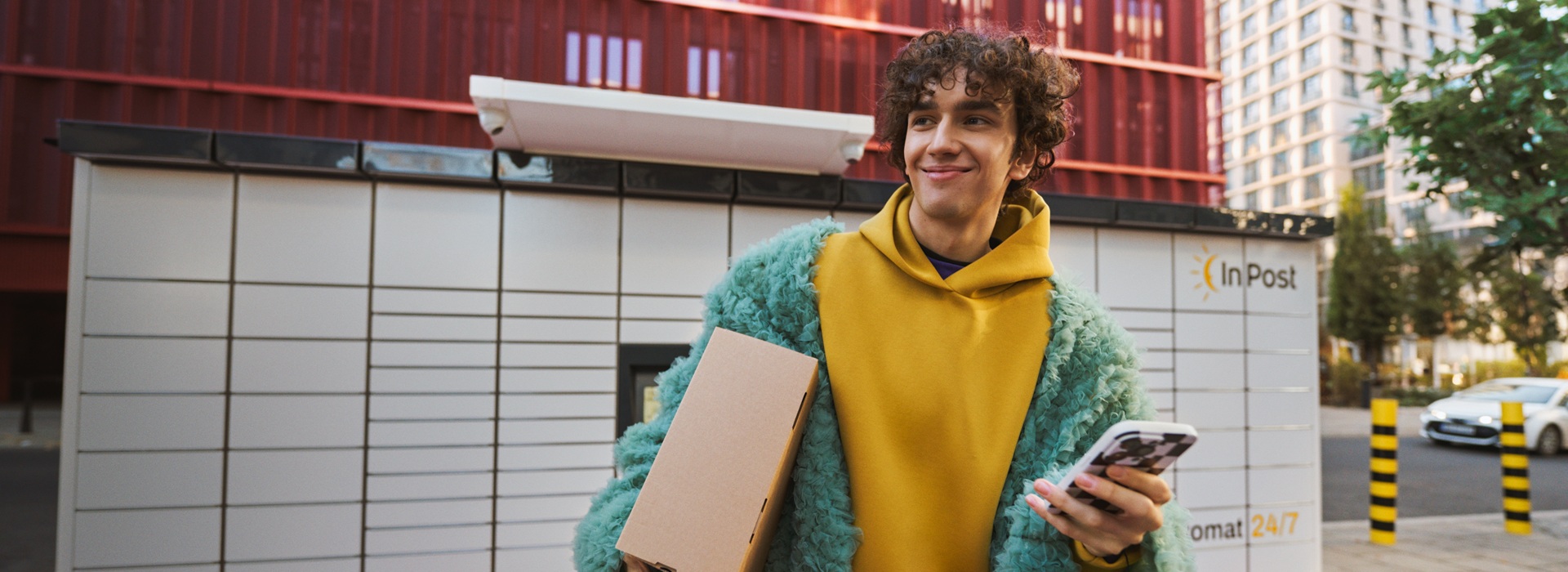 Zadowolona osoba wysyłająca paczkę z Polski za granicę poprzez Paczkomat.