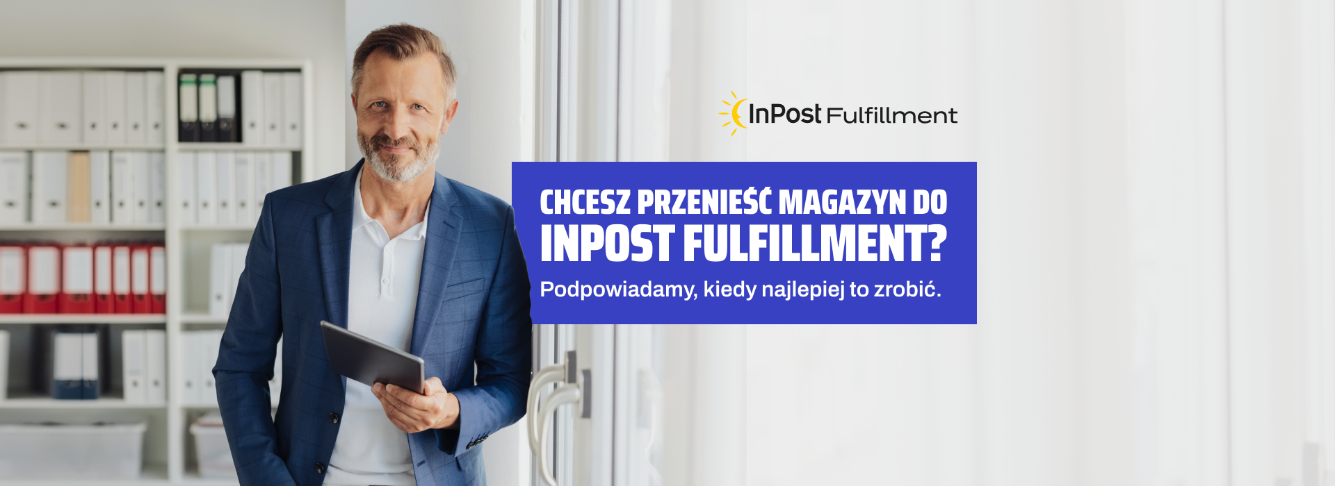 Zadowolony i uśmiechnięty przedsiębiorca, który wybrał usługę InPost Fulfillment.