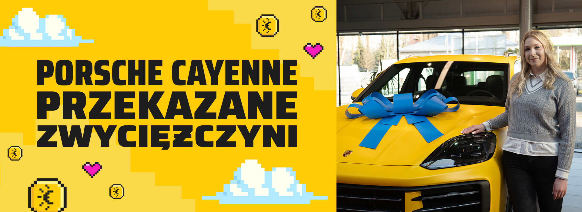 Zwyciężczyni loterii stoi obok żółtego samochodu. Porsche Cayenne przekazane zwyciężczyni