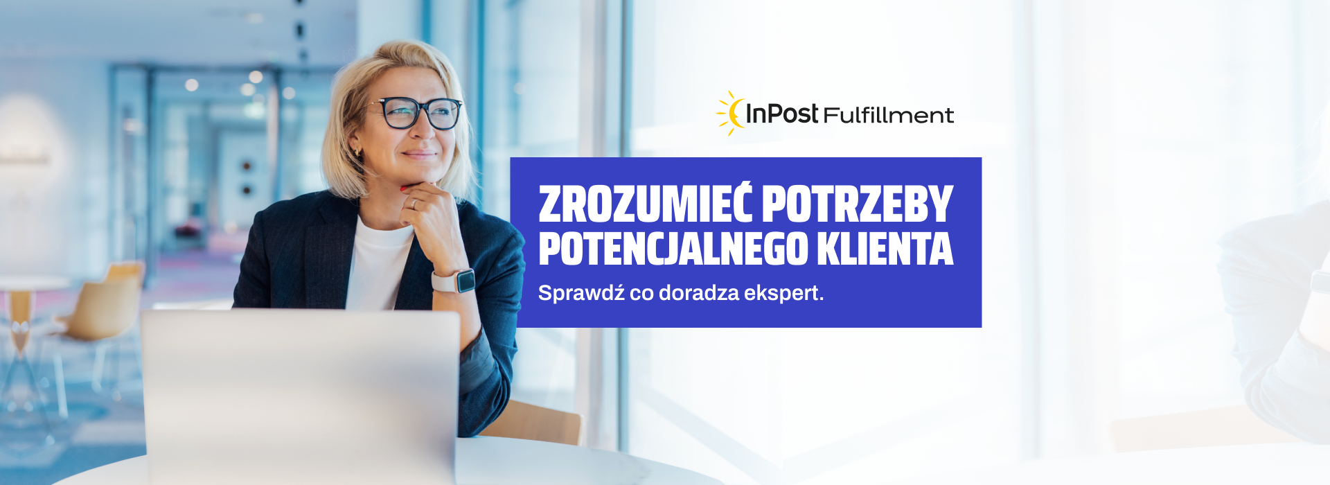 Zadowolony i uśmiechnięty przedsiębiorca, który wybrał usługę InPost Fulfillment.