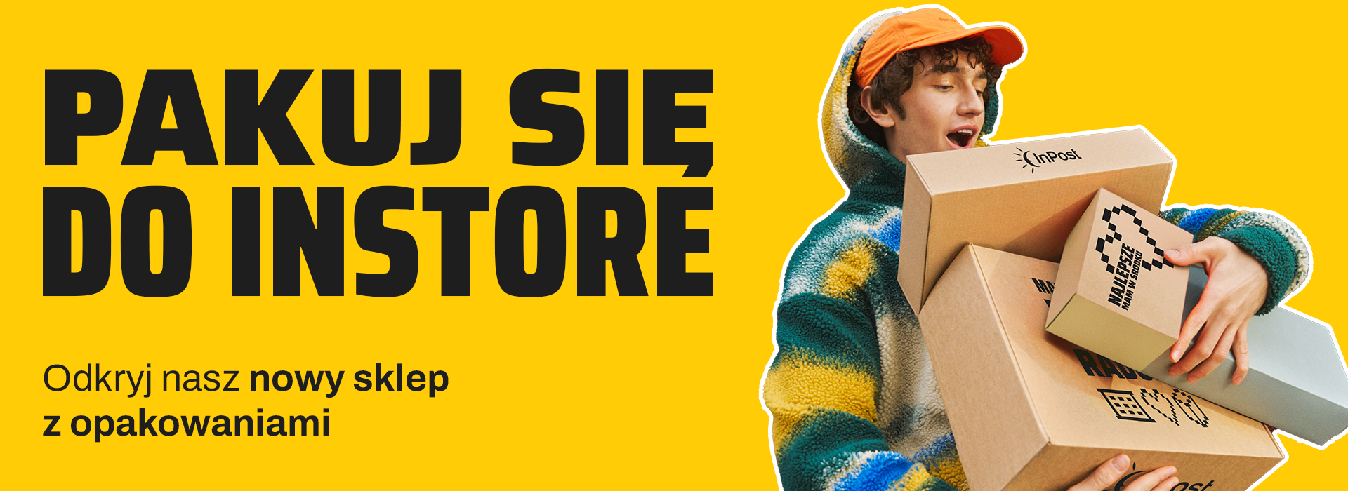 Młody chłopak w czapce z daszkiem niesie kartonowe opakowania z logo InPost i kreatywnymi nadrukami. Pakuj się do InStore! Odkryj nasz nowy sklep z opakowaniami.