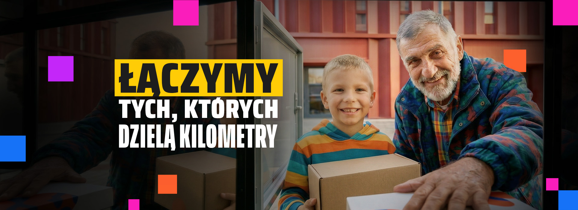 Dziadek z wnuczkiem nadają paczkę przez Paczkomat.