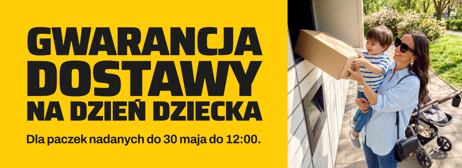 Uśmiechnięta kobieta z małym dzieckiem na rękach umieszcza paczkę w skrytce urządzenia Paczkomat. Gwarancja dostawy na Dzień Dziecka dla paczek nadanych do 30 maja do godziny 12:00.