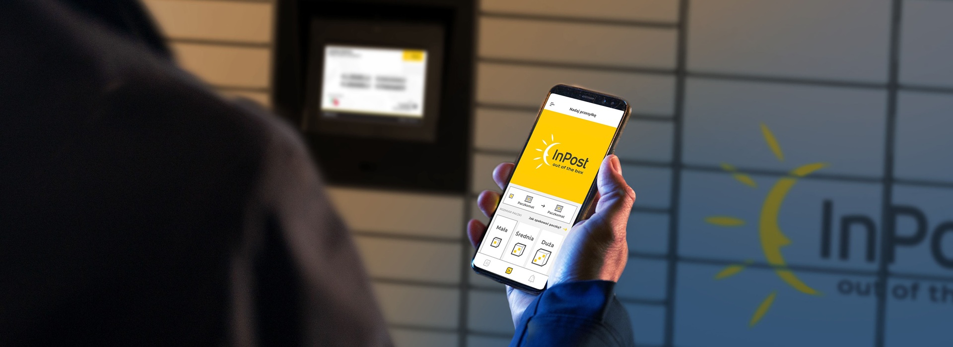 Osoba śledząca przesyłkę międzynarodową z wykorzystaniem z aplikacji InPost Mobile.