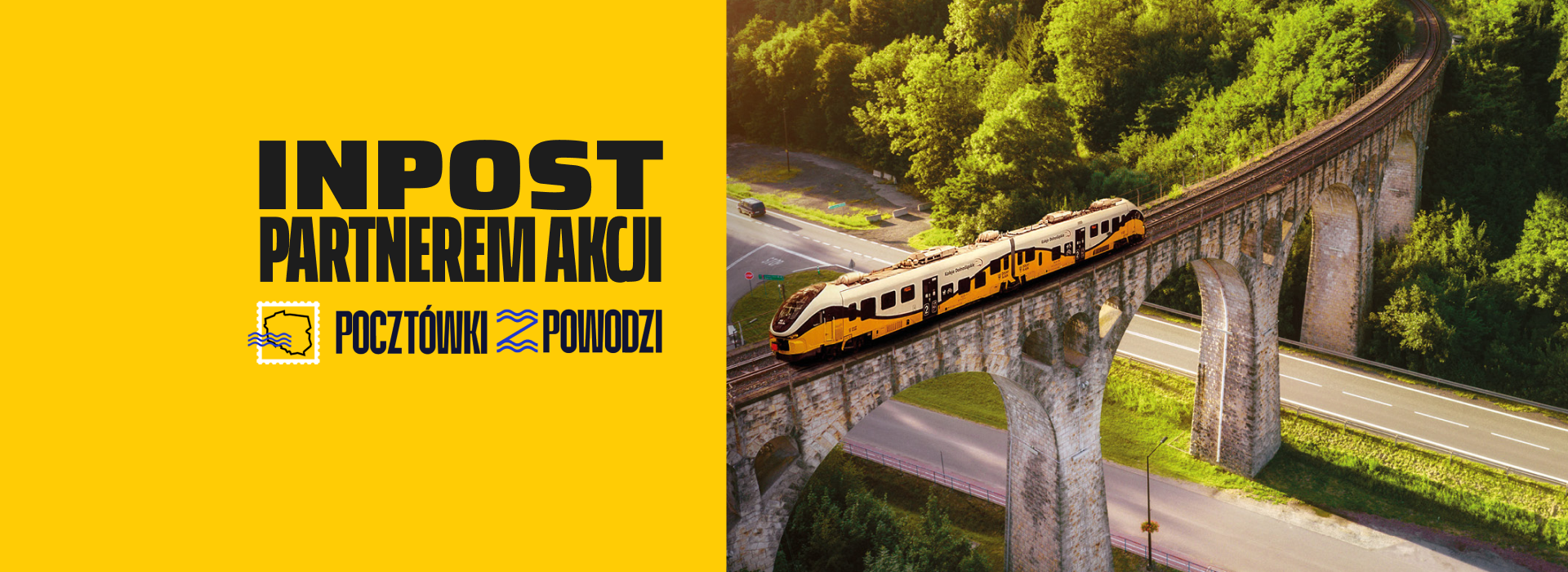 Żółty pociąg przemierza malowniczy wiadukt kolejowy otoczony zielenią. InPost partnerem akcji "Pocztówki z Powodzi".