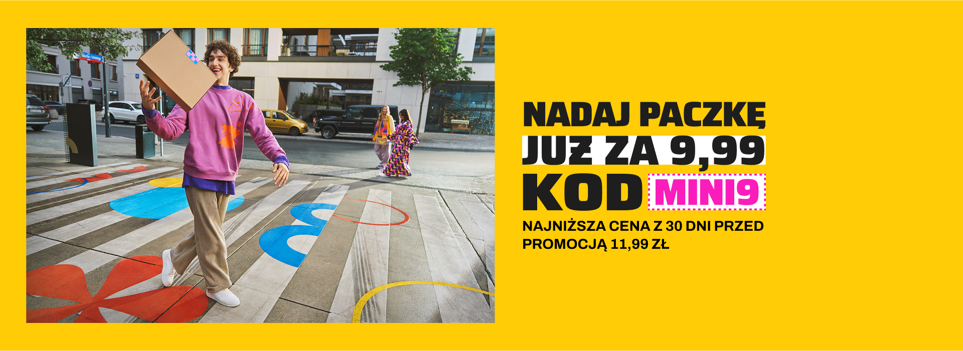 Uśmiechnięty chłopak w kolorowej stylizacji idzie ulicą, niosąc paczkę. Z kodem MINI9 nadasz paczkę już za 9,99 zł. Najniższa cena z 30 dni: 11,99 zł.