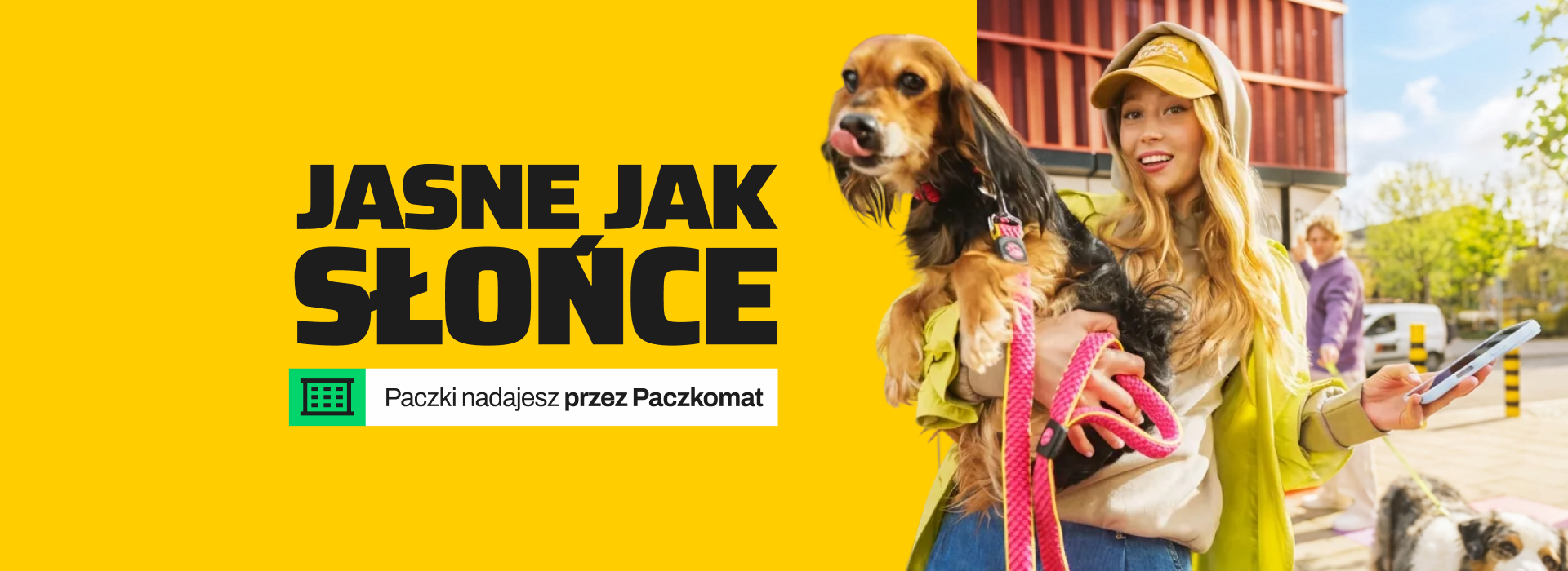 Uśmiechnięta dziewczyna z psem na ręce.