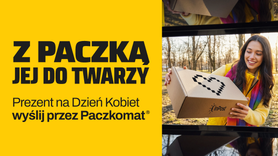 Uśmiechnięta dziewczyna wyciąga paczkę ze skrytki