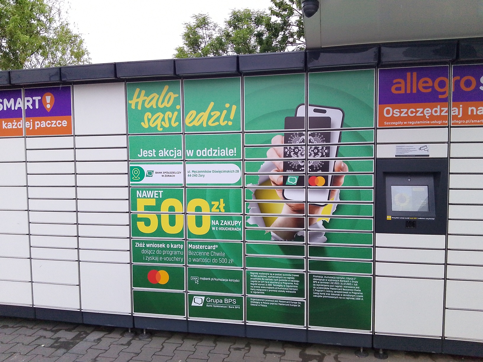Paczkomat w specjalnej okleinie Banków Spółdzielczych z Grupy BPS i Mastercard.