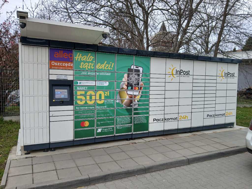 Paczkomat w specjalnej okleinie Banków Spółdzielczych z Grupy BPS i Mastercard.