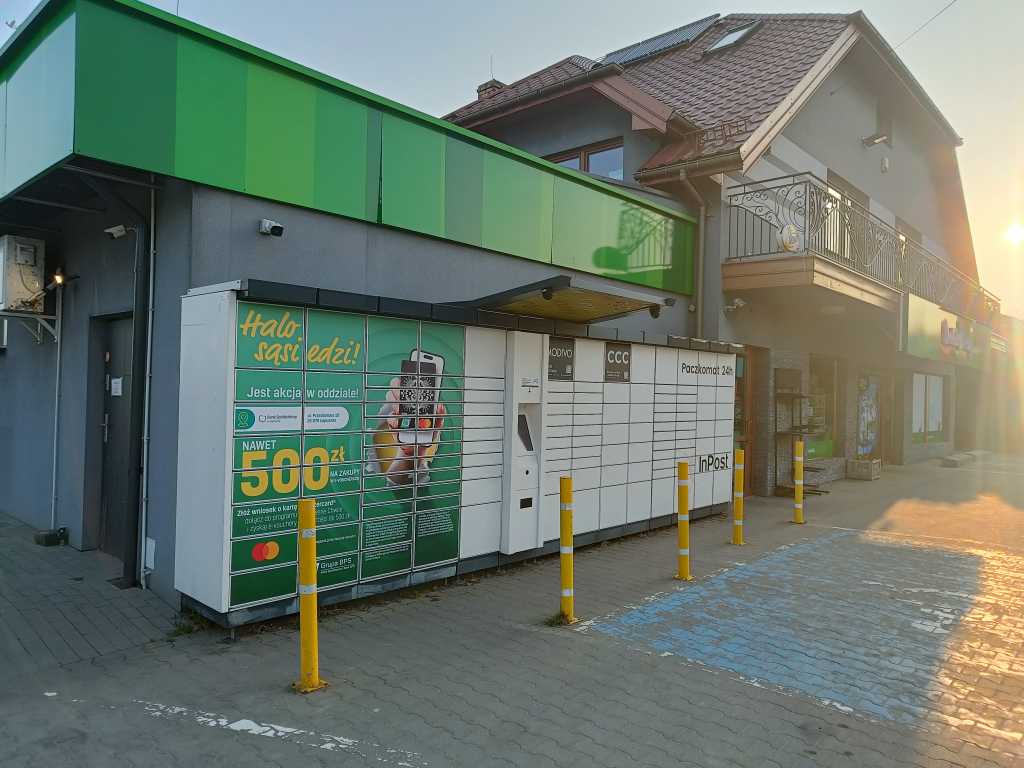 Paczkomat w specjalnej okleinie Banków Spółdzielczych z Grupy BPS i Mastercard.