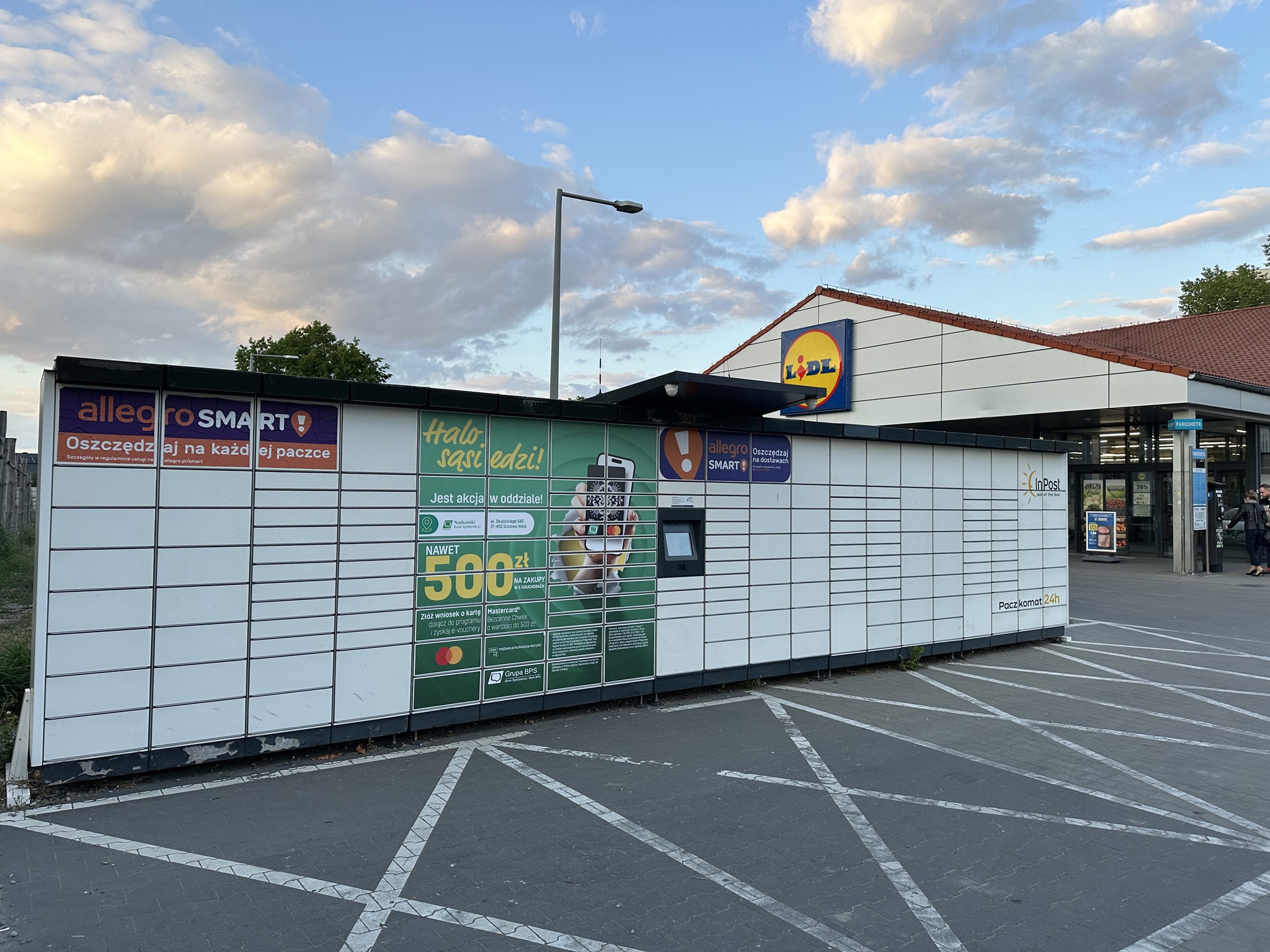 Paczkomat przy sklepie Lidl w specjalnej okleinie Banków Spółdzielczych z Grupy BPS i Mastercard.