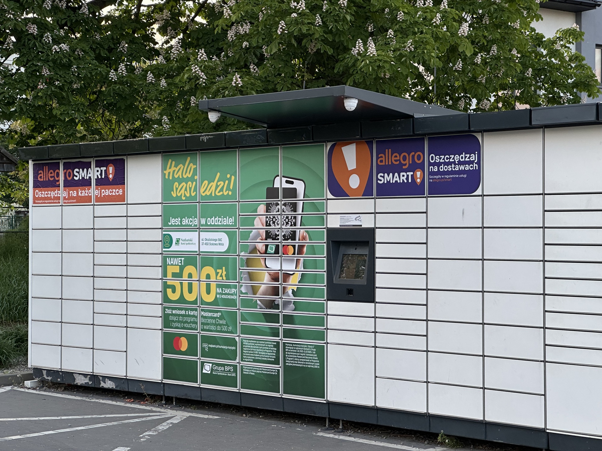 Paczkomat w specjalnej okleinie Banków Spółdzielczych z Grupy BPS i Mastercard.