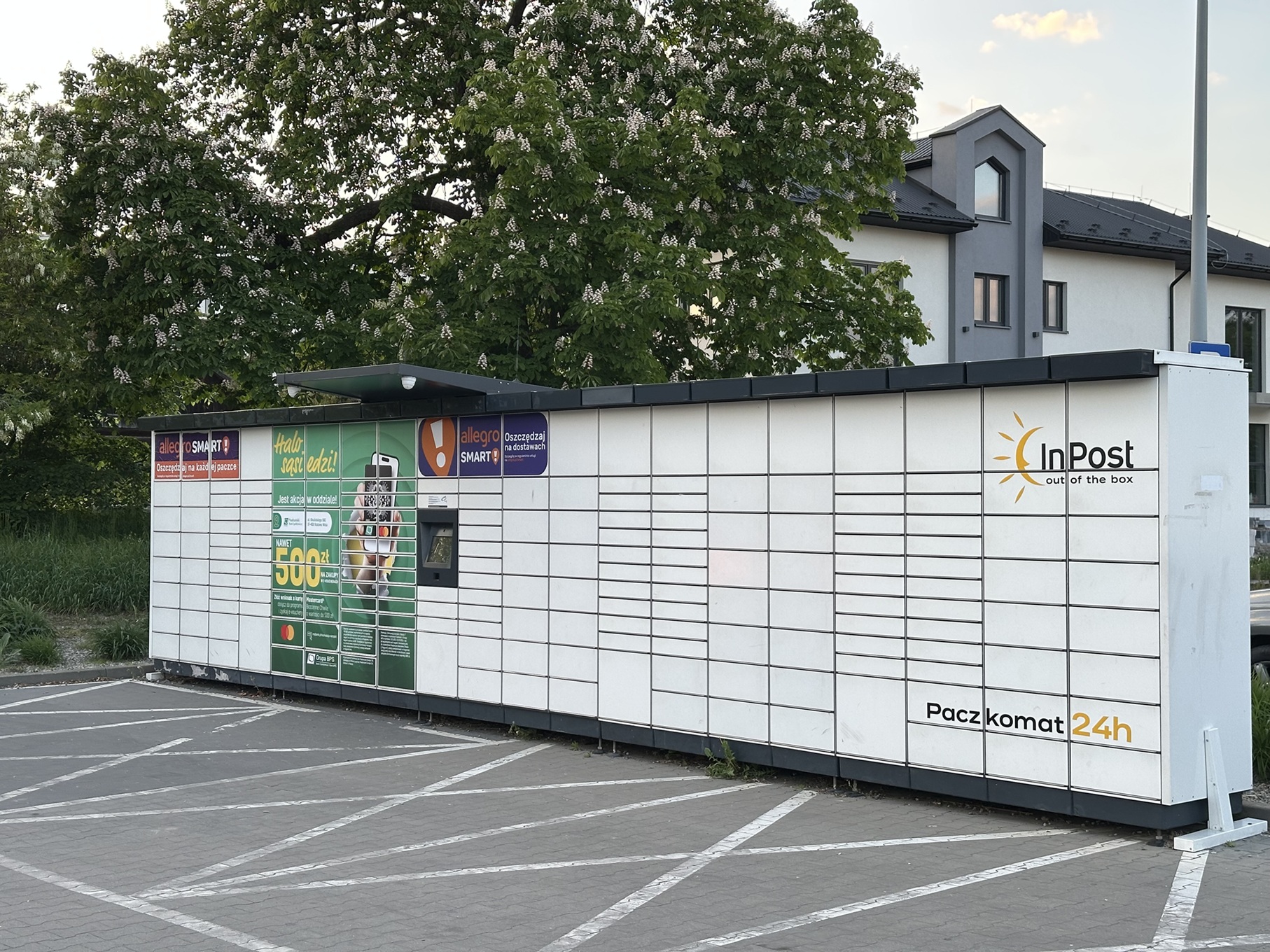 Paczkomat w specjalnej okleinie Banków Spółdzielczych z Grupy BPS i Mastercard.