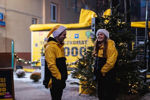 Roześmiani kurierzy-Mikołaje InPost