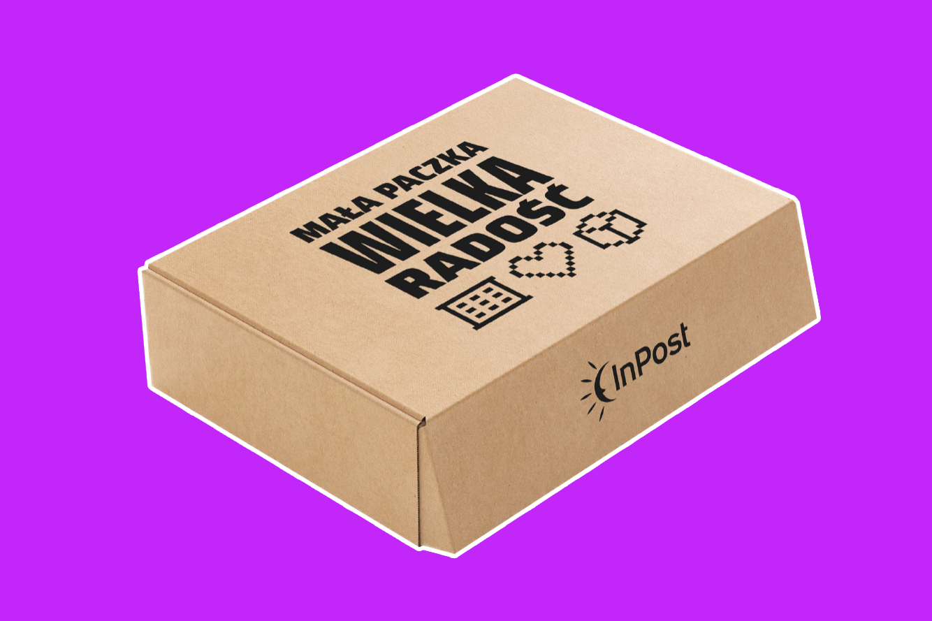 Kartonowe opakowanie z logo InPost, napisem "Mała paczka, wielka radość" oraz trzema piksel art ikonami: paczki, serca i maszyny Paczkomat. 