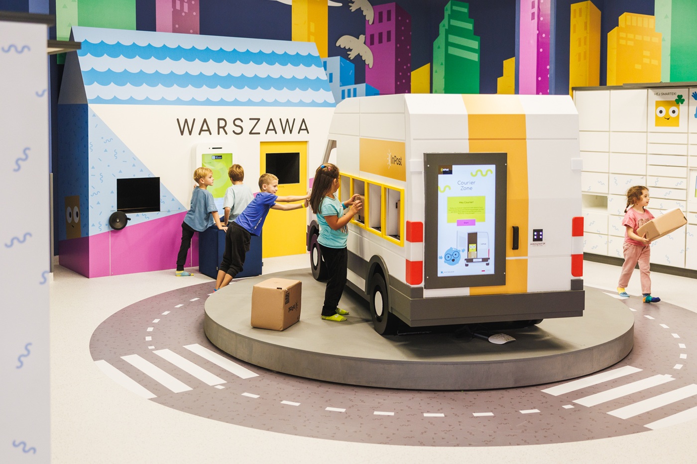 Dzieci bawią się w Strefie Pędzących Paczek InPost