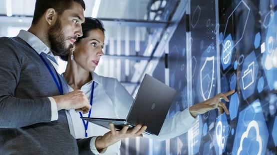 Automatyzacja obsługi klienta w e-commerce pokazana jako praca zespołu analizującego dane na ekranie w nowoczesnym biurze