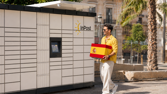 Mężczyzna nadaje paczkę z Hiszpanii do Polski przez Paczkomat InPost.