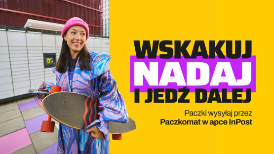 Uśmiechnięta dziewczyna z deskorolka pod pachą i telefonem w ręce. W tle Paczkomat.