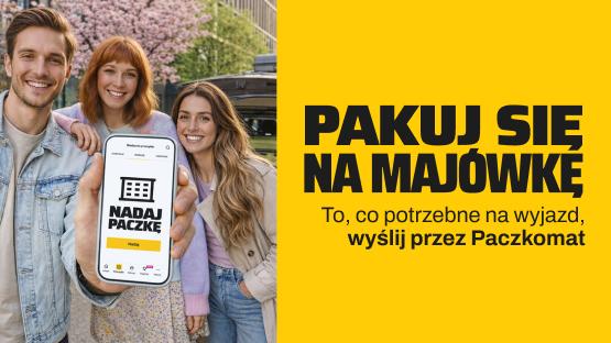 Uśmiechnięte dwie dziewczyny i chłopak, który trzyma w ręce telefon. W tle zapakowany bagażami samochód. 