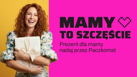 Uśmiechnięta kobieta obejmująca paczkę.