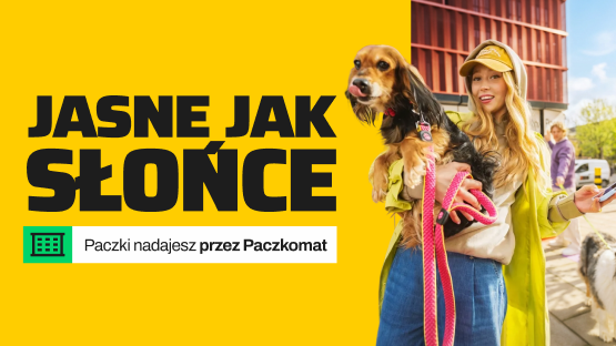 Uśmiechnięta dziewczyna z psem na ręce.